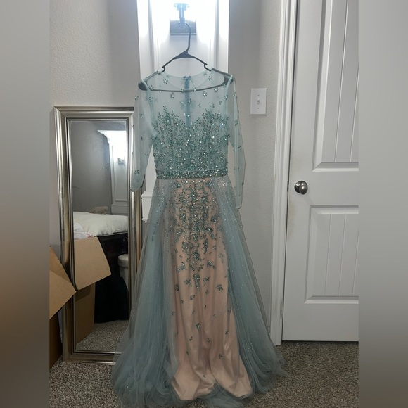 Couture long sleeve light blue evening gown
Perfect for prom/parties/weddings - Picture 2 of 2